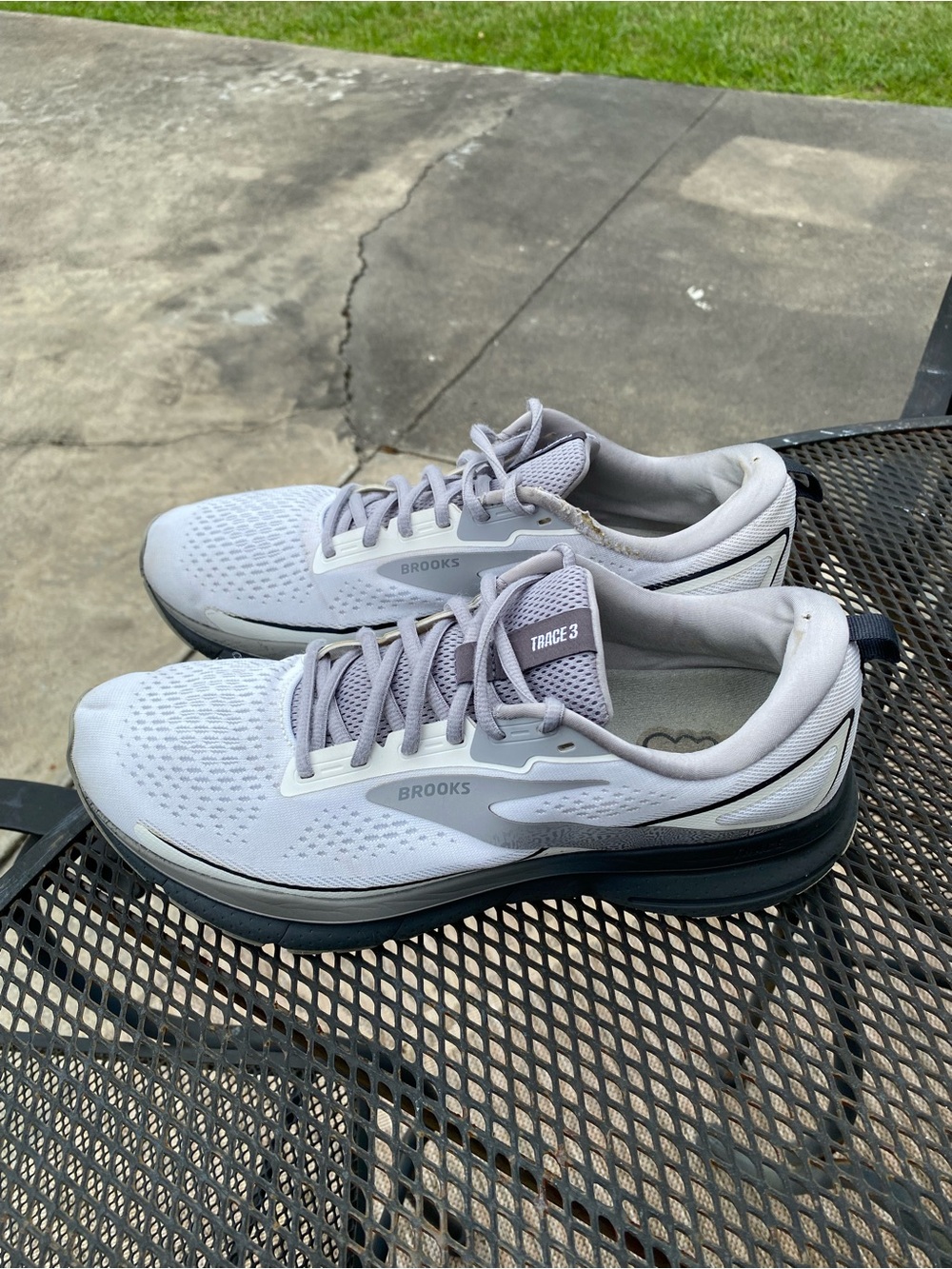 Brooks trace 3 men’s athletic running shoes gray & white mens size 11